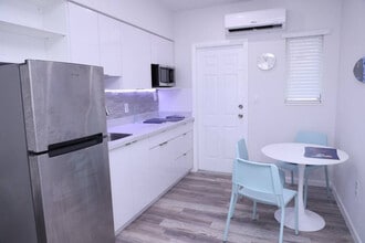 1117 Douglas Rd in Miami, FL - Building Photo - Building Photo