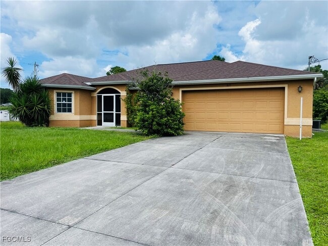 825 Sunrise Blvd in Lehigh Acres, FL - Building Photo - Building Photo