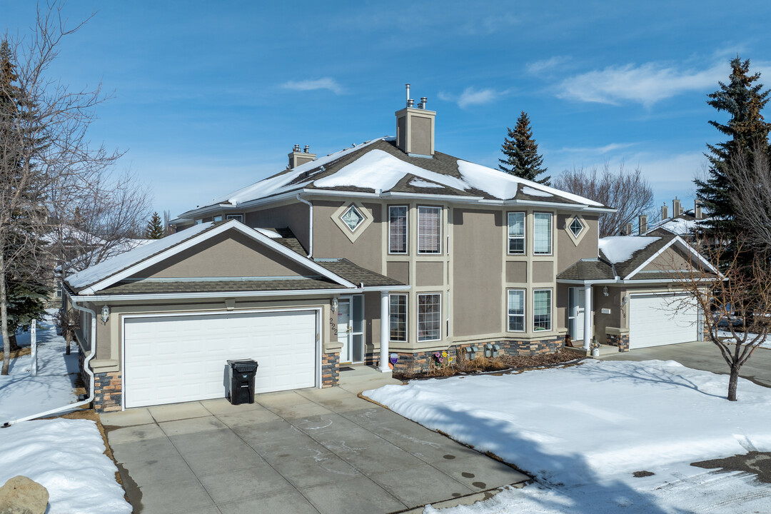 The Villas Vistas McKenzie Lake in Calgary, AB - Building Photo