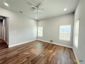 1128 Magnolia St in Seguin, TX - Building Photo - Building Photo