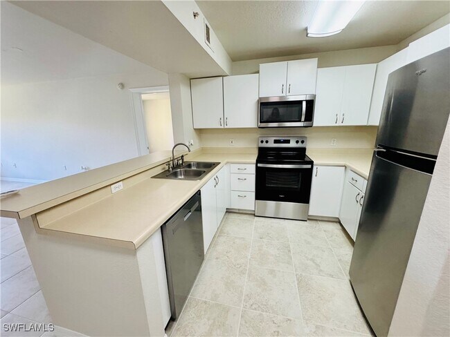8304 Key Royal Cir in Naples, FL - Foto de edificio - Building Photo