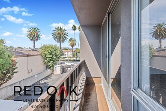 Kingswood Village in Reseda, CA - Foto de edificio - Building Photo