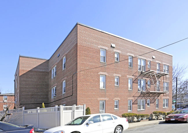 2560 College Point Blvd in Flushing, NY - Foto de edificio - Building Photo