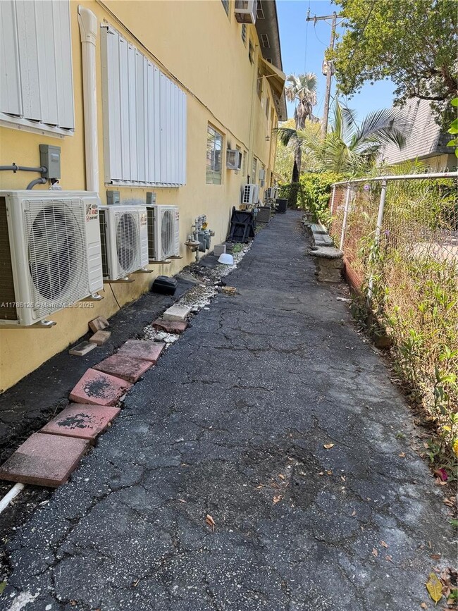 17051 NE 23rd Ave in North Miami Beach, FL - Building Photo - Building Photo