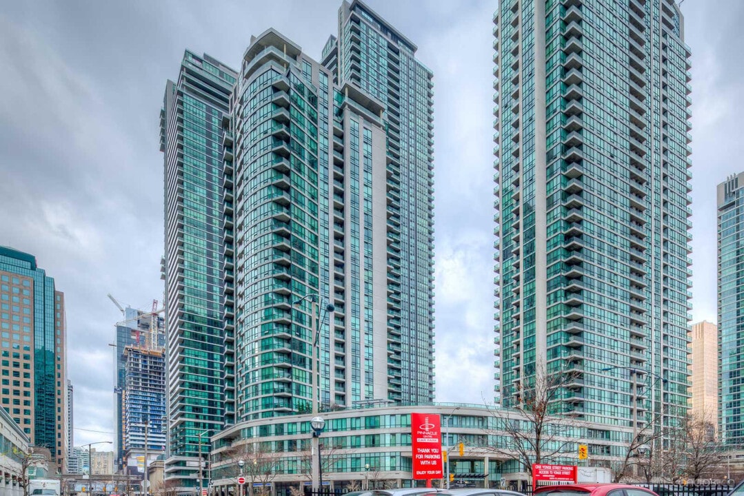 16-3916 Harbour St in Toronto, ON - Building Photo