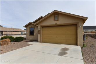 4644 Sean Sims St in El Paso, TX - Foto de edificio - Building Photo