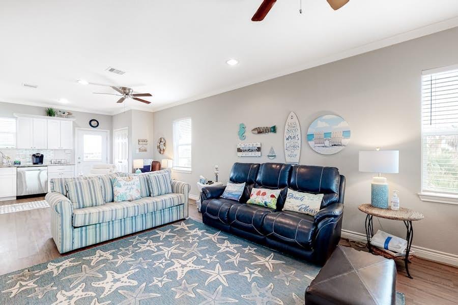 11221 Schwartz Dr in Galveston, TX - Building Photo