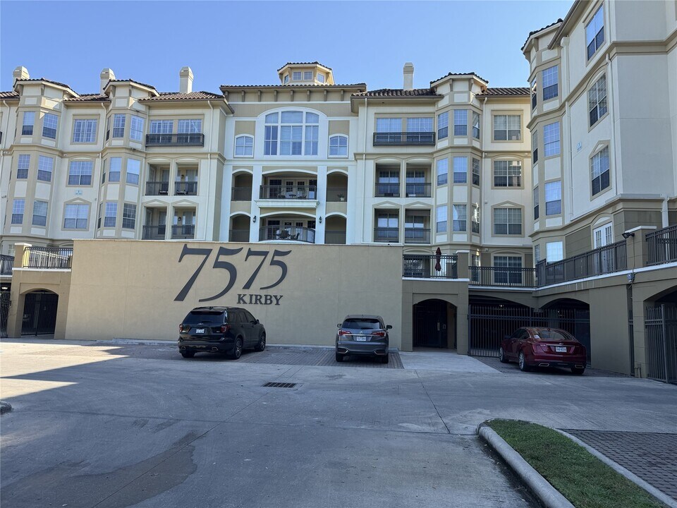 7575 Kirby Dr in Houston, TX - Building Photo