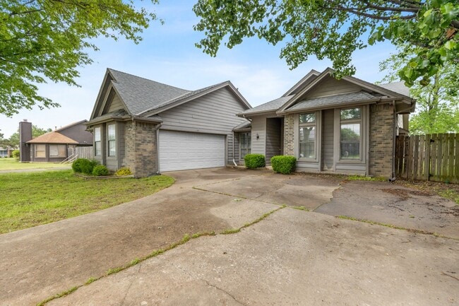 property at 3105 S Maple Ave
