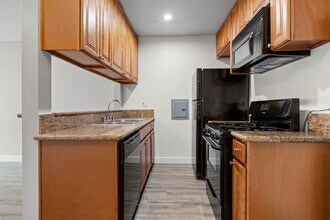 Parkview Terrace Apartments in Sherman Oaks, CA - Foto de edificio - Building Photo