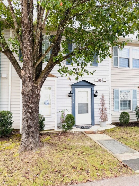 8262 McGuire Dr in Raleigh, NC - Foto de edificio
