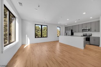 1037 Amboy Ave in Edison, NJ - Building Photo - Building Photo