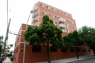 13616 31st Rd in Flushing, NY - Foto de edificio - Building Photo