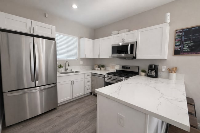 5225 E Falls View Dr in San Diego, CA - Building Photo - Building Photo