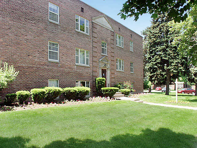 Browncroft Apartments & Townhouses in Rochester, NY - Building Photo - Building Photo