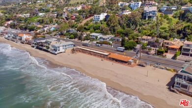 21513 Pacific Coast Hwy in Malibu, CA - Building Photo - Building Photo