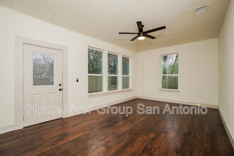 220 S Monumental St in San Antonio, TX - Foto de edificio - Building Photo