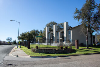 Z-12272023-River Crossing Townhomes in Austin, TX - Building Photo - Building Photo