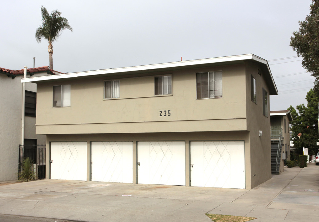 235 Newport Ave in Long Beach, CA - Foto de edificio