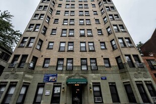 555 W Arlington Pl in Chicago, IL - Building Photo