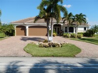 3525 Surfside Blvd in Cape Coral, FL - Foto de edificio - Building Photo