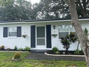 9244 Cyril Ct in Spring Hill, FL - Foto de edificio - Building Photo