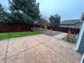 881 Throne Dr in Eugene, OR - Building Photo - Building Photo