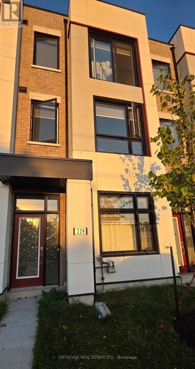 229 Monarch Ave in Ajax, ON - Building Photo