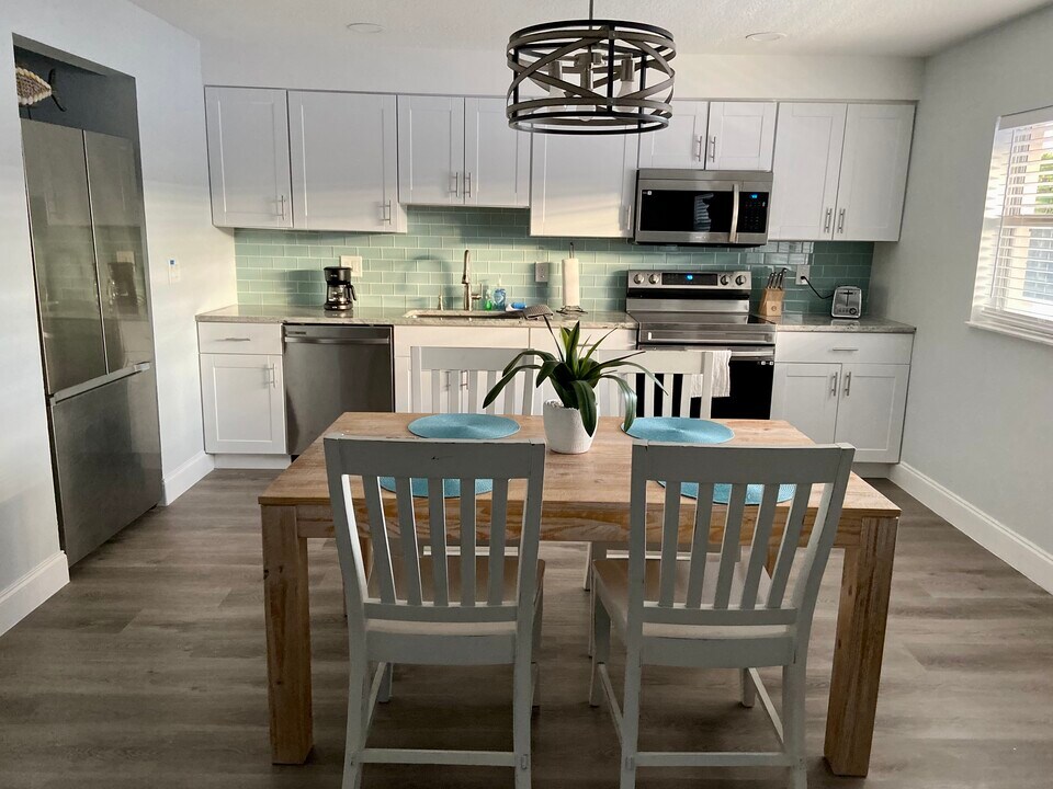 299 E Central Blvd, Unit 15 in Cape Canaveral, FL - Foto de edificio