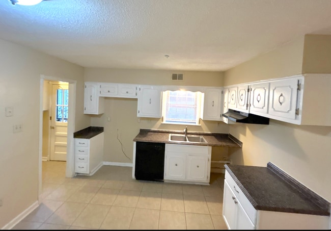 5300 Pipers Gap Dr in Memphis, TN - Building Photo - Building Photo