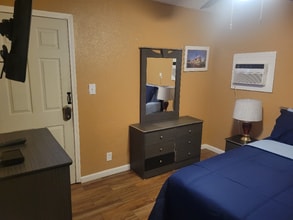 405 Leonard Ave in Las Vegas, NV - Building Photo - Building Photo