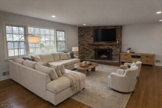 6 Windsor Way in Berkeley Heights, NJ - Building Photo - Building Photo