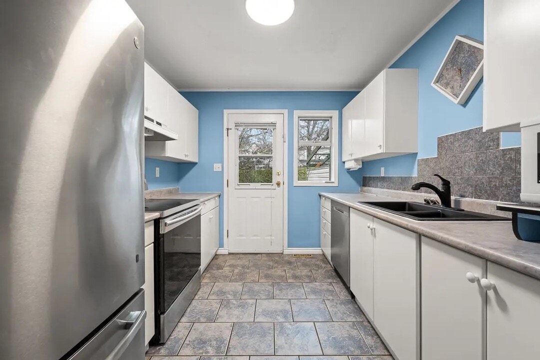 2775 B Myra Pl in Courtenay, BC - Building Photo