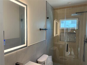15733 Victory Blvd in Los Angeles, CA - Building Photo - Building Photo