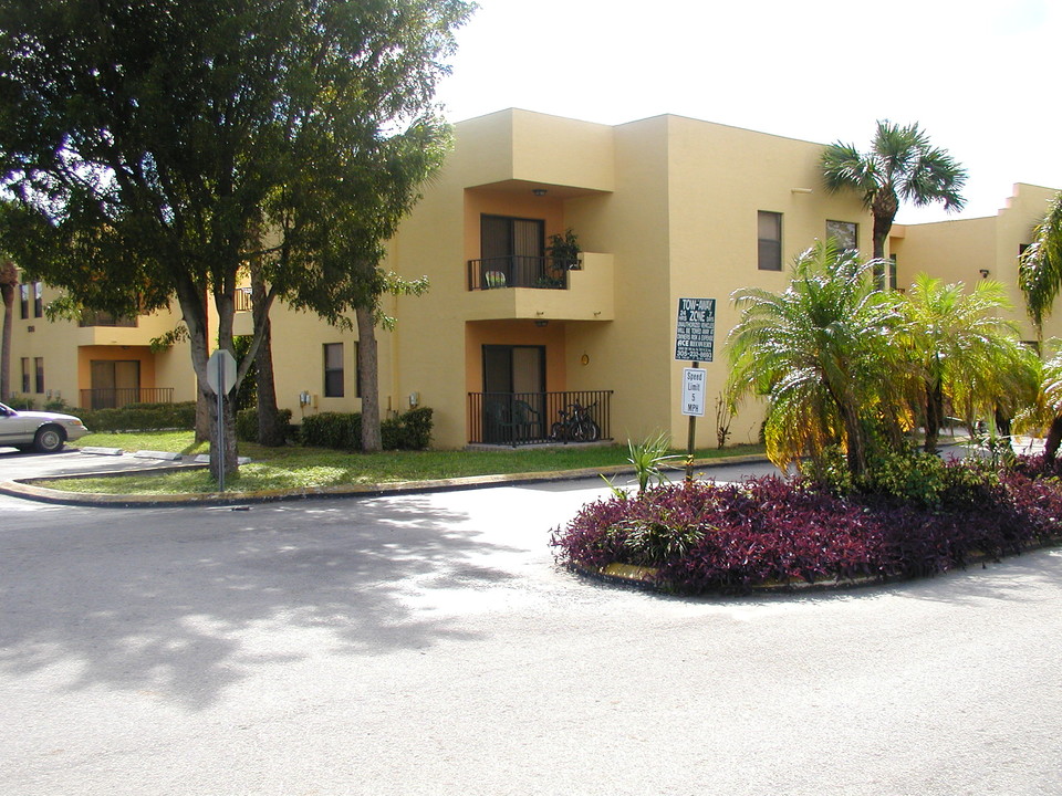 686 NW 114th Ave, Unit 204 in Miami, FL - Building Photo