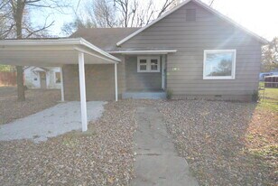 2412 W Lincoln St in Springfield, MO - Building Photo