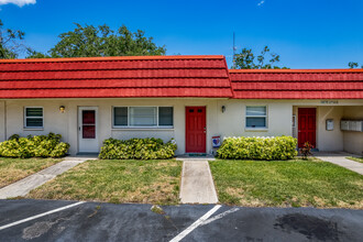 Parkwood Square Condominiums in St. Petersburg, FL - Building Photo - Building Photo