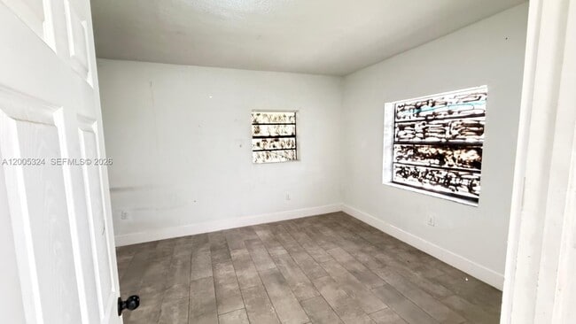 301 NW 37th St in Miami, FL - Foto de edificio - Building Photo