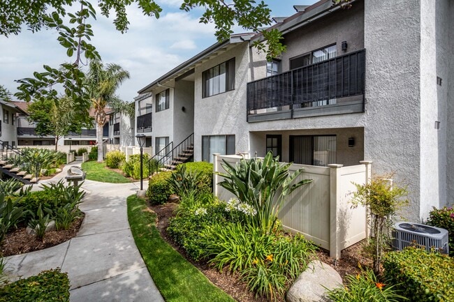 Harbor Cliff Apartments in Anaheim, CA - Foto de edificio - Building Photo