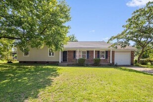 1067 Pleasant Oak Dr in Fayetteville, NC - Building Photo