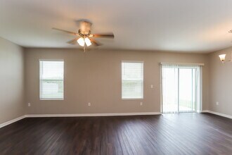 10005 Geese Trail Cir in Sun City Center, FL - Foto de edificio - Building Photo