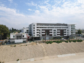 Watermark Apartments in Reseda, CA - Foto de edificio - Building Photo