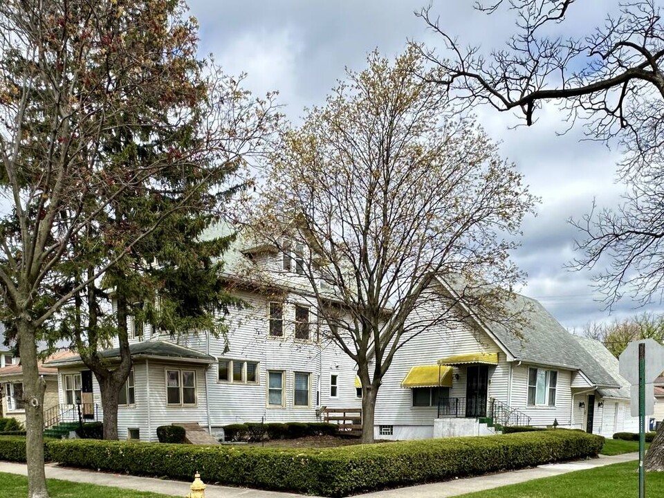 215 S 10th Ave, Unit 2 in Maywood, IL - Building Photo