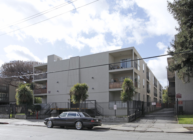 Woodland Park Apartments in East Palo Alto, CA - Building Photo - Building Photo