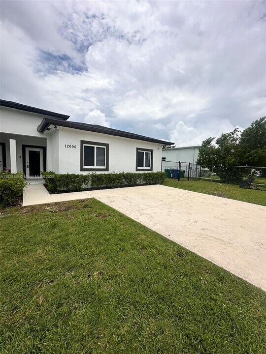 12090 SW 213th St in Miami, FL - Building Photo