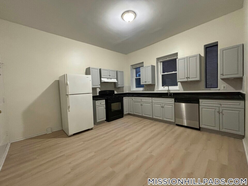 1460 Tremont St in Boston, MA - Building Photo