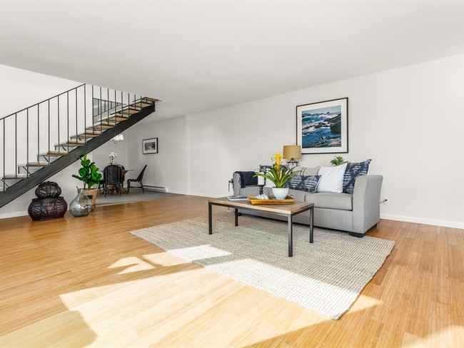 Columbia Duplex in Santa Cruz, CA - Building Photo - Interior Photo