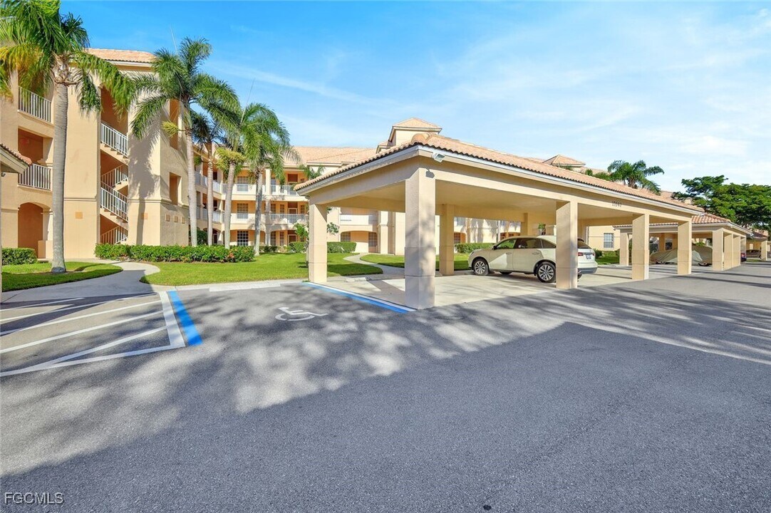 17040 Willowcrest Way in Ft. Myers, FL - Foto de edificio