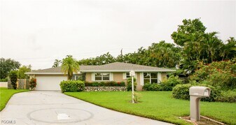 1525 Covington Cir E in Ft. Myers, FL - Building Photo