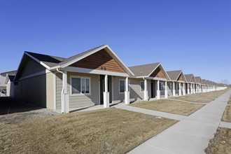 Strata Estates of Williston in Williston, ND - Foto de edificio - Building Photo